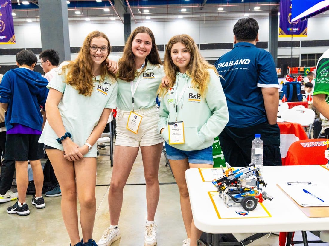 Estudantes comemorando com seu robô na World Robot Olympiad