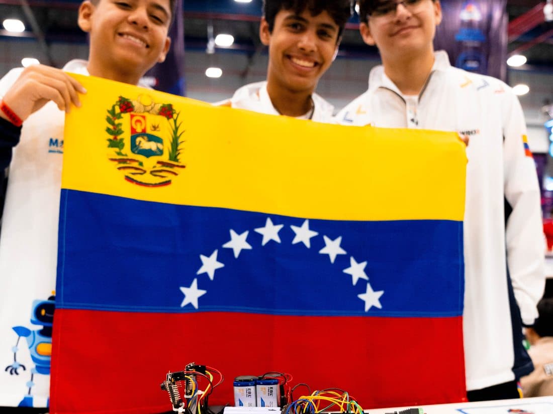 Delegação da Venezuela com seu robô e bandeira